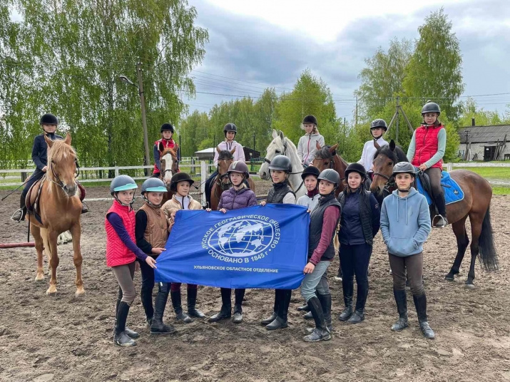 Участники акции в конно-спортивной школе. Фото предоставлено сотрудниками Дворца творчества детей и молодёжи. Участники акции в конно-спортивной школе. Фото предоставлено сотрудниками Дворца творчества детей и молодёжи.