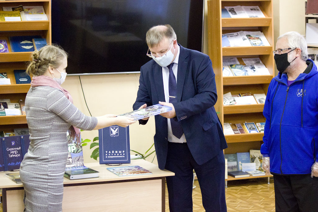 Табличка на библиотеке Табличка на библиотеке