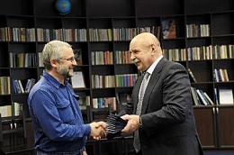 Выдача членских билетов продолжается